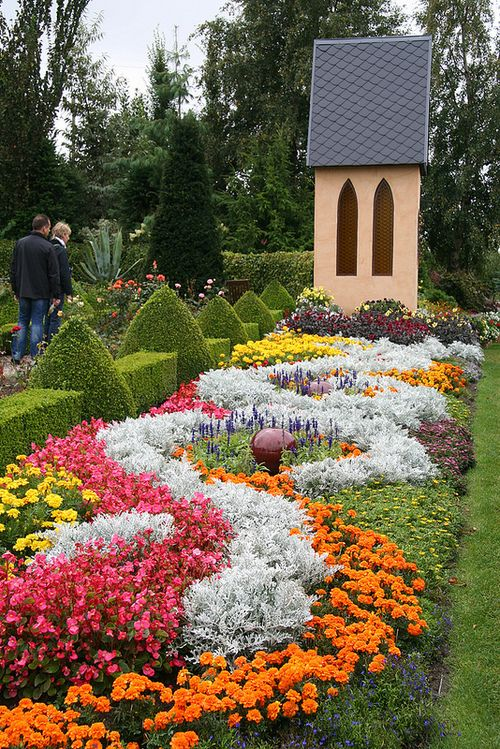 03对称式花境通常以道路的中心线为轴心,形成左右对称形式的花境,常见