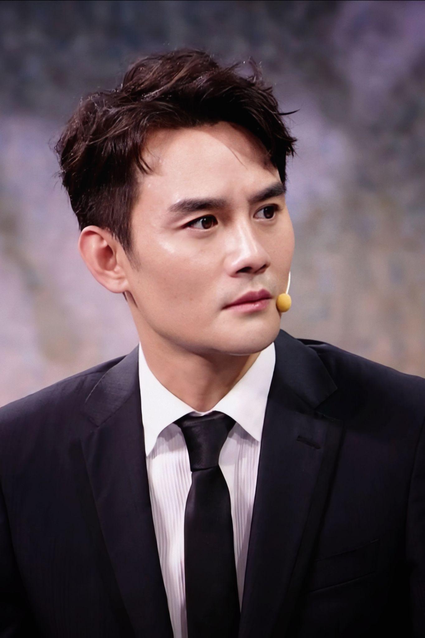 海报里的英雄王凯央视综艺首秀主持庄重大方获好评