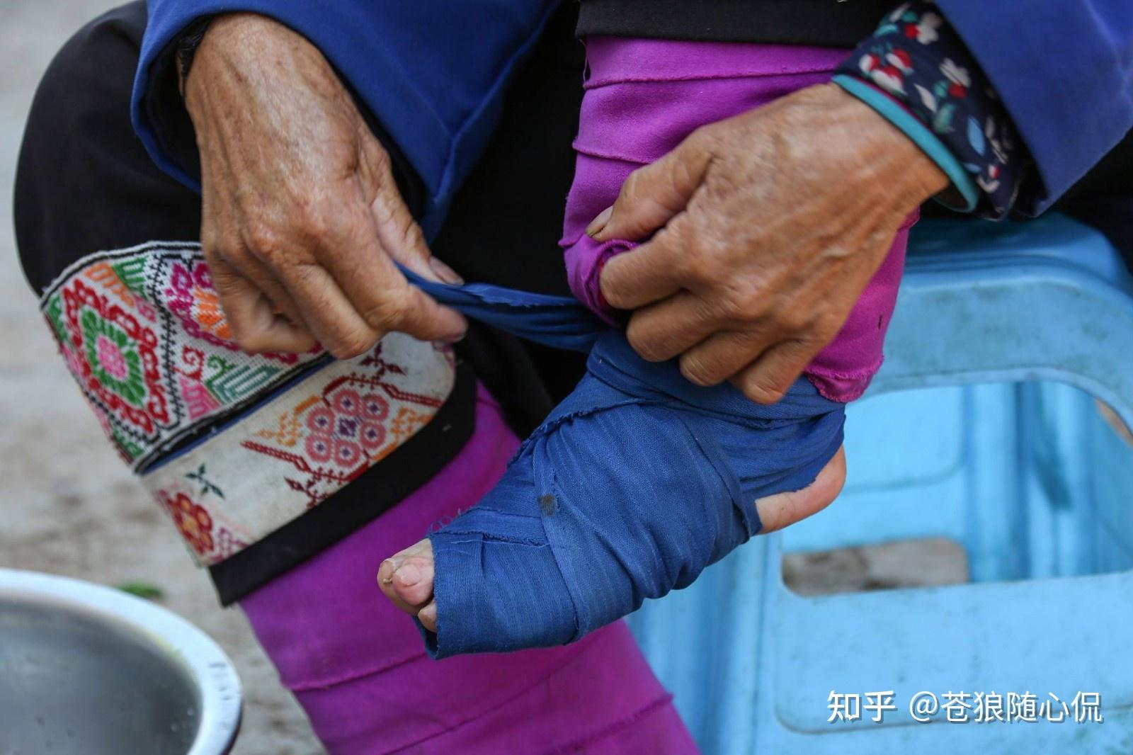 华人女摄影师镜头下的中国小脚奶奶，从缠足到直播跨越时代-搜狐大视野-搜狐新闻