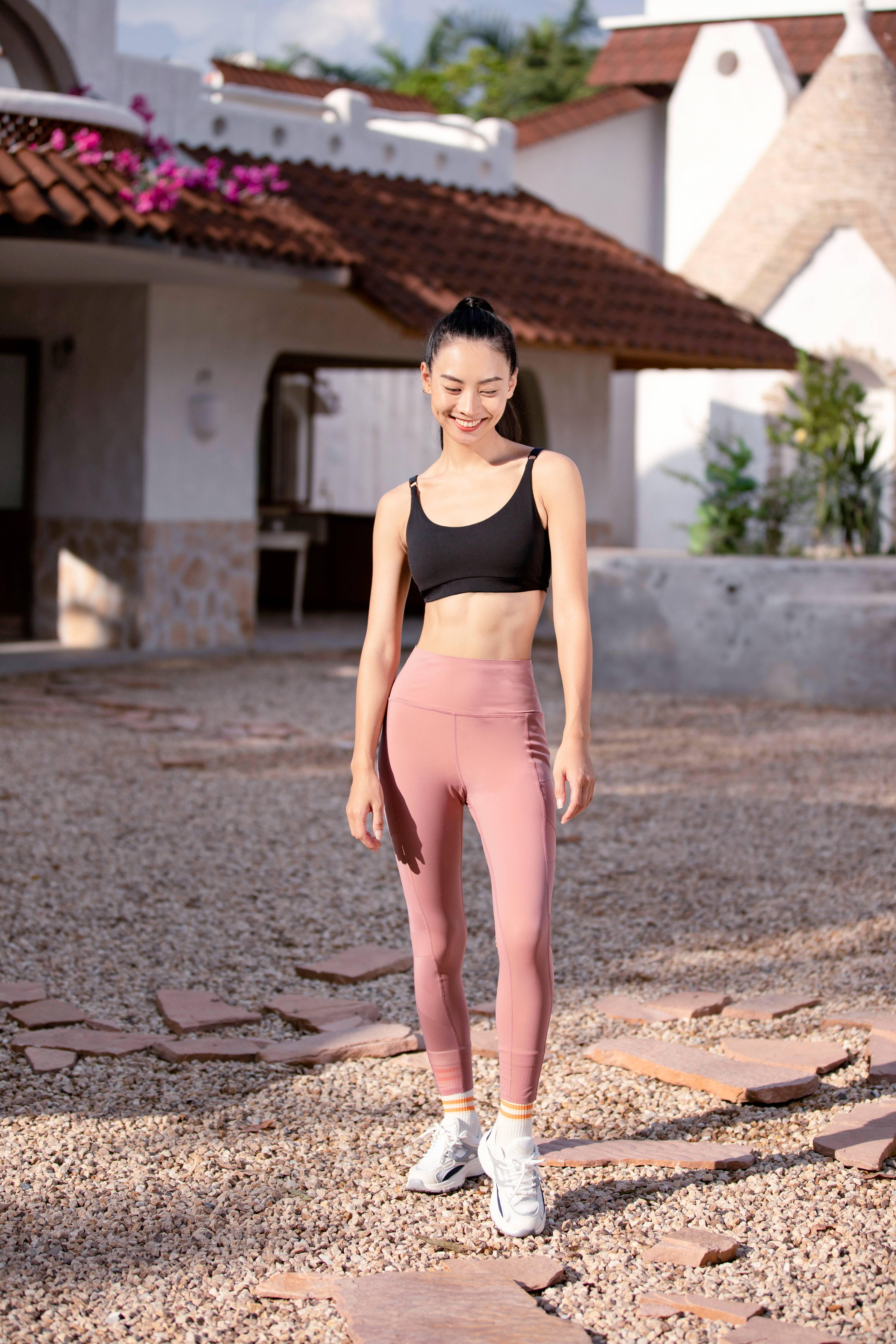 选择合体舒适的瑜伽服,跟着米兰达可儿练习瑜伽运动,让健康紧致的身材