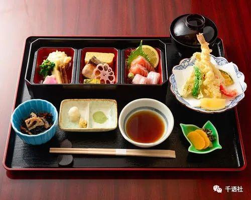 江户时代剧场幕间(休息时间)吃的盒饭称之为幕内盒饭(便当)它是将四季