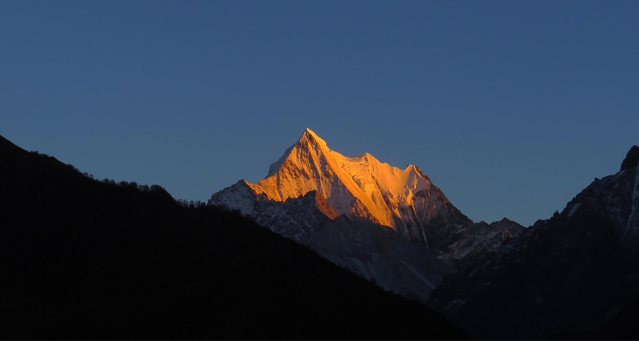九寨沟黄龙和稻城亚丁哪里比较好?