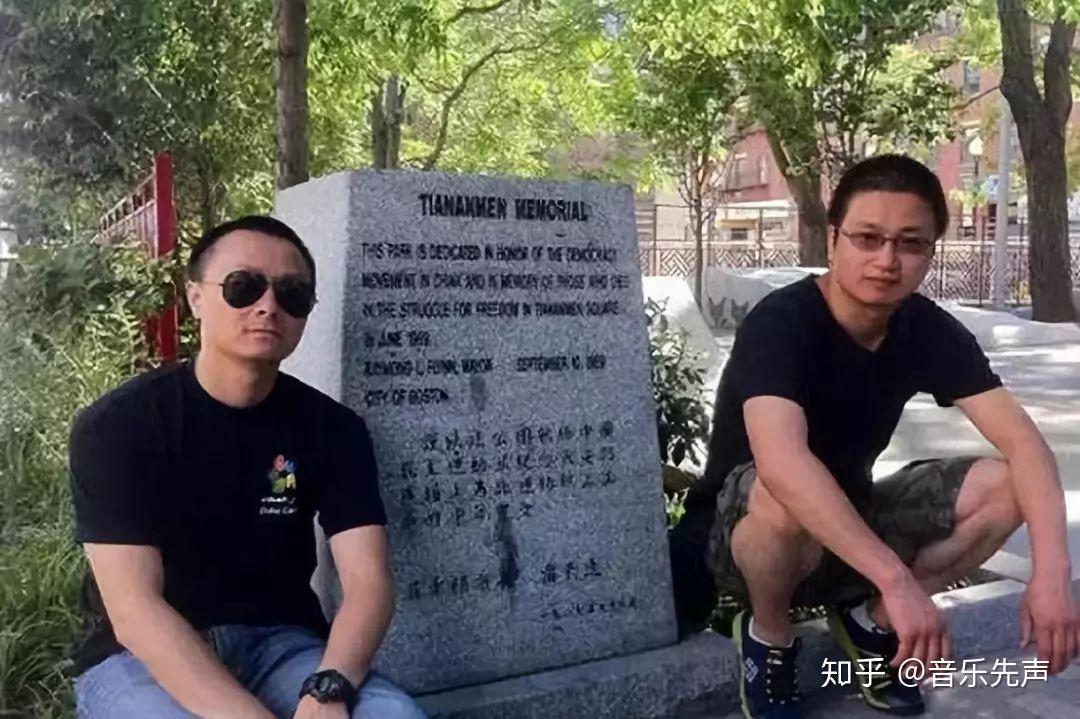 李志胸口纹身图片