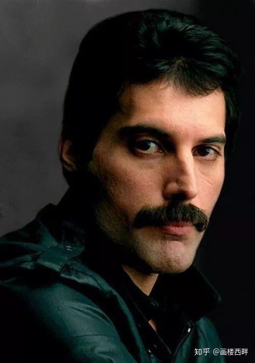 时间回到1990年,此时的皇后乐队正在准备他们第十四张专辑《innuendo