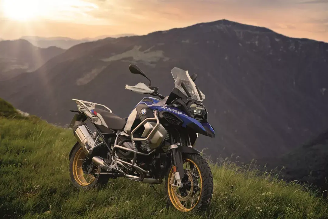 adv版本则更加注重越野能力,对非铺装路面使用场景应用了更多电子技术