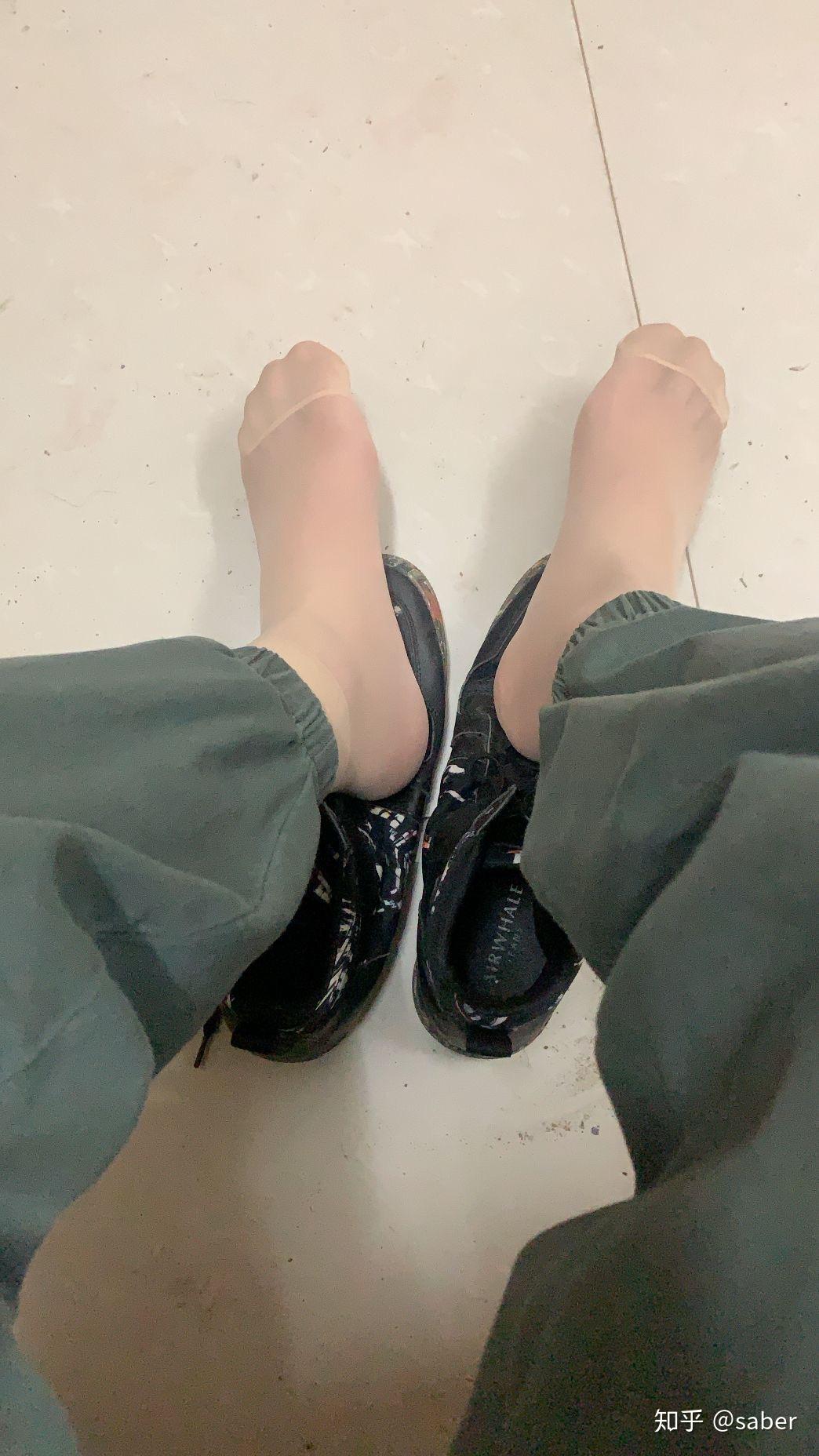 (丝袜)熟妇脱掉黑色冬靴露超薄原味性感的丝袜美脚,脚底太诱惑了!29张 – abcjp原创