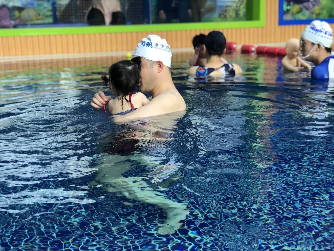 多大的宝宝适合亲子游泳一分钟带你了解亲子游泳