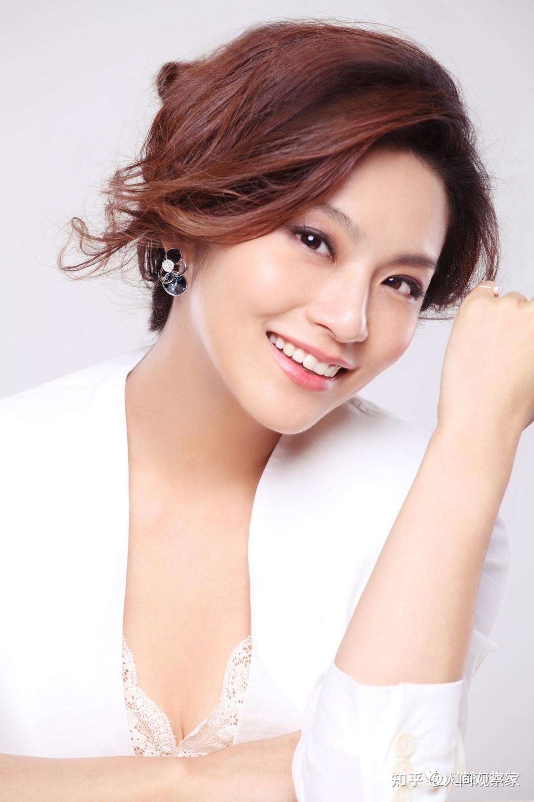 《中国证券》栏目主持人作为模特出身的李雨霏,在众多央视美女里算是