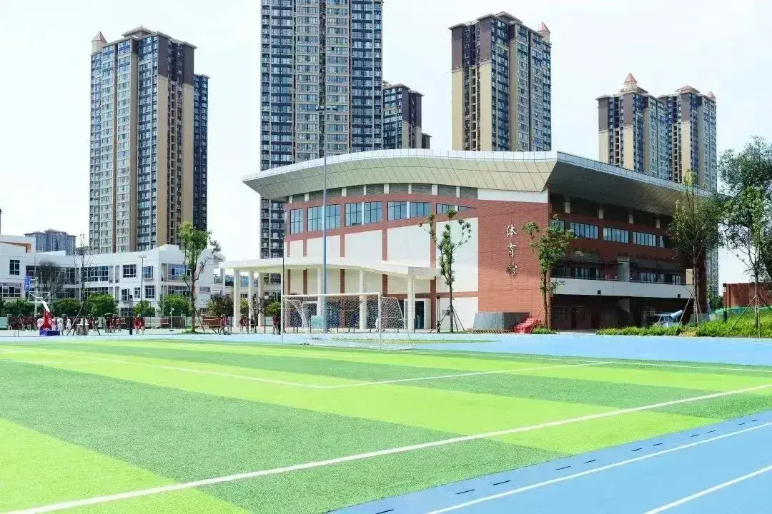 成都实验中学,创办于2001年,是一所公办完全高中,位于成华区青龙路781
