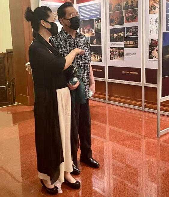 李双江夫妇外出看话剧梦鸽发福到快认不出儿子李天一即将出狱