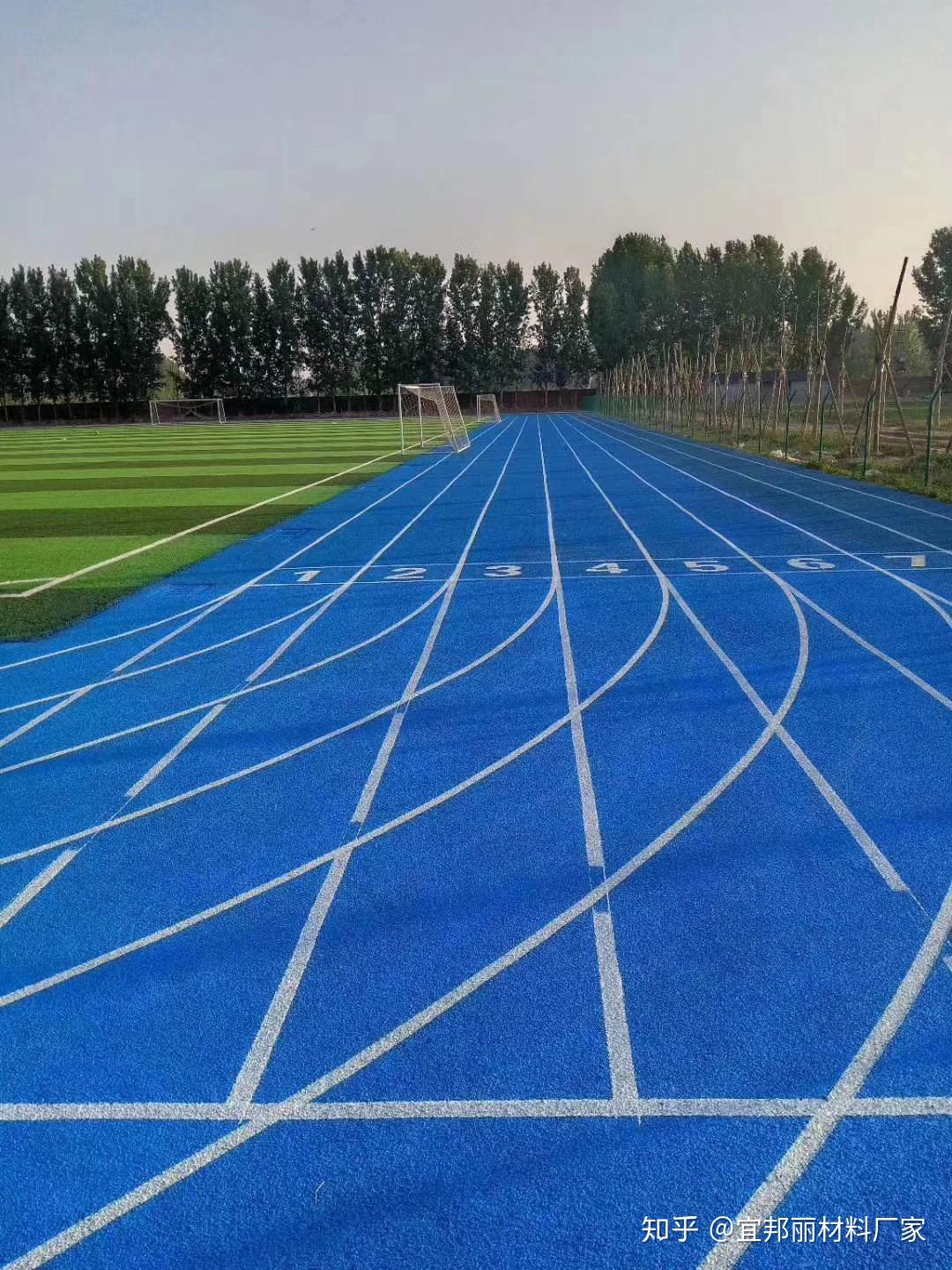 蓝色透气性跑道是夏天的气息