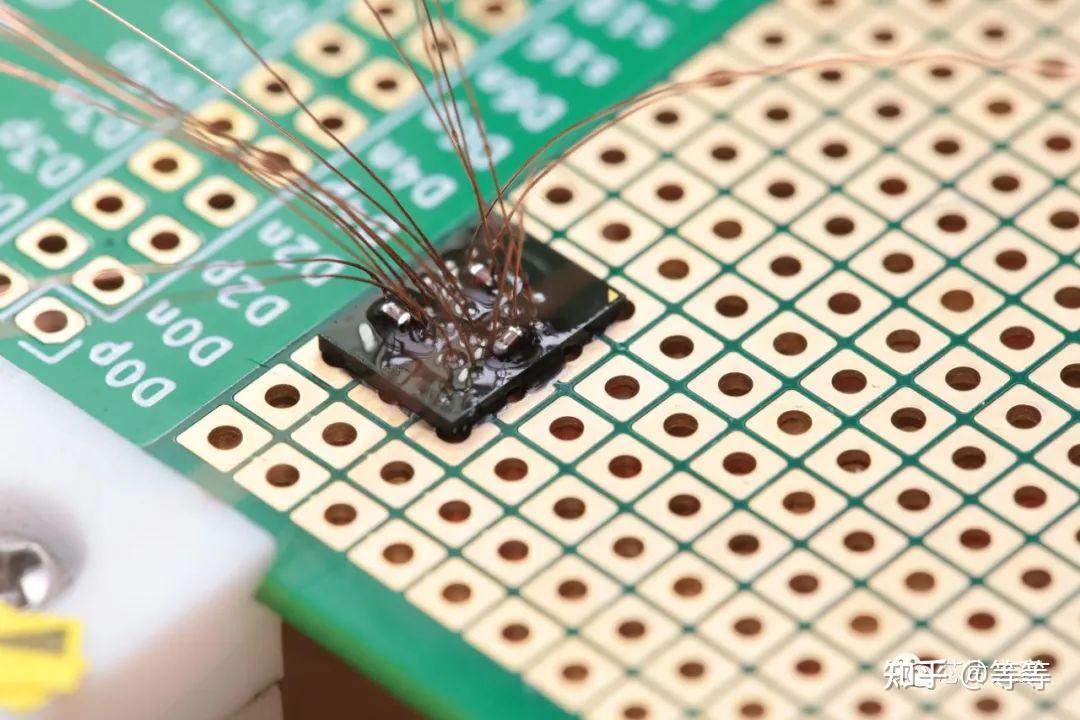 芯片引脚断了没关系剥开去盖后飞线还能用