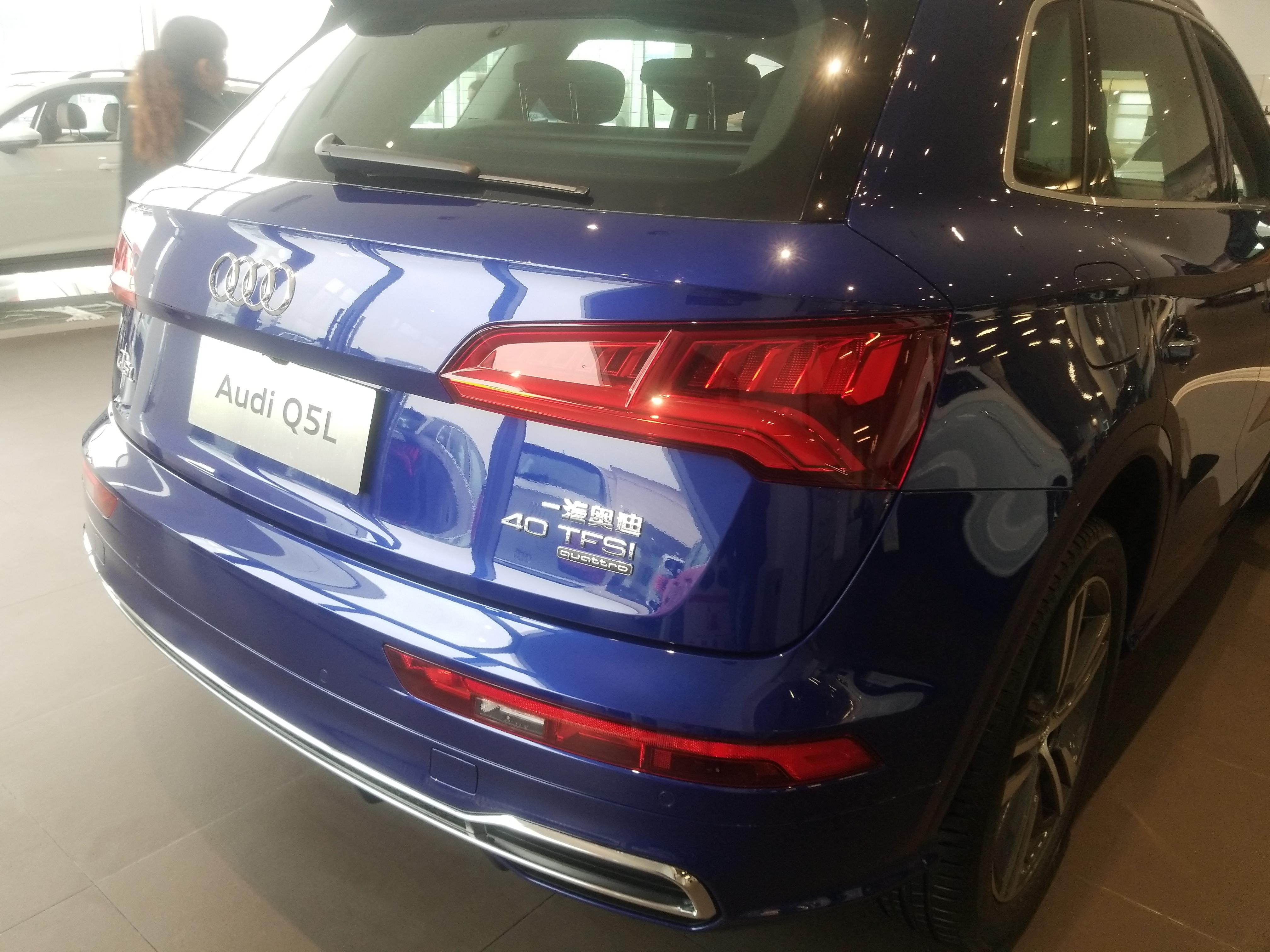 到店实拍2020款奥迪q5l探索蓝色车身很耐看配雨量感应式雨刷