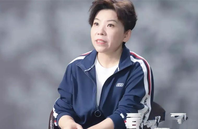 乒乓女皇邓亚萍穿搭走机场穿黑色便服很随意气质无敌