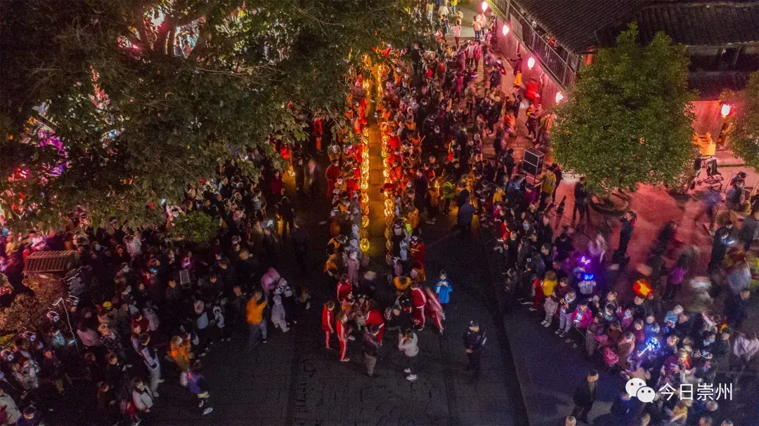 兔灯巡游红歌快闪夜晚的元通古镇超燃