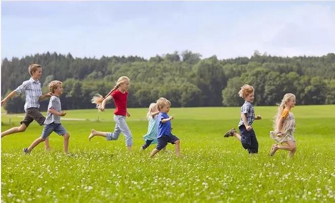 力的巨大提升,儿童会乐于在他们认为安全的环境下和熟悉的人追逐嬉戏