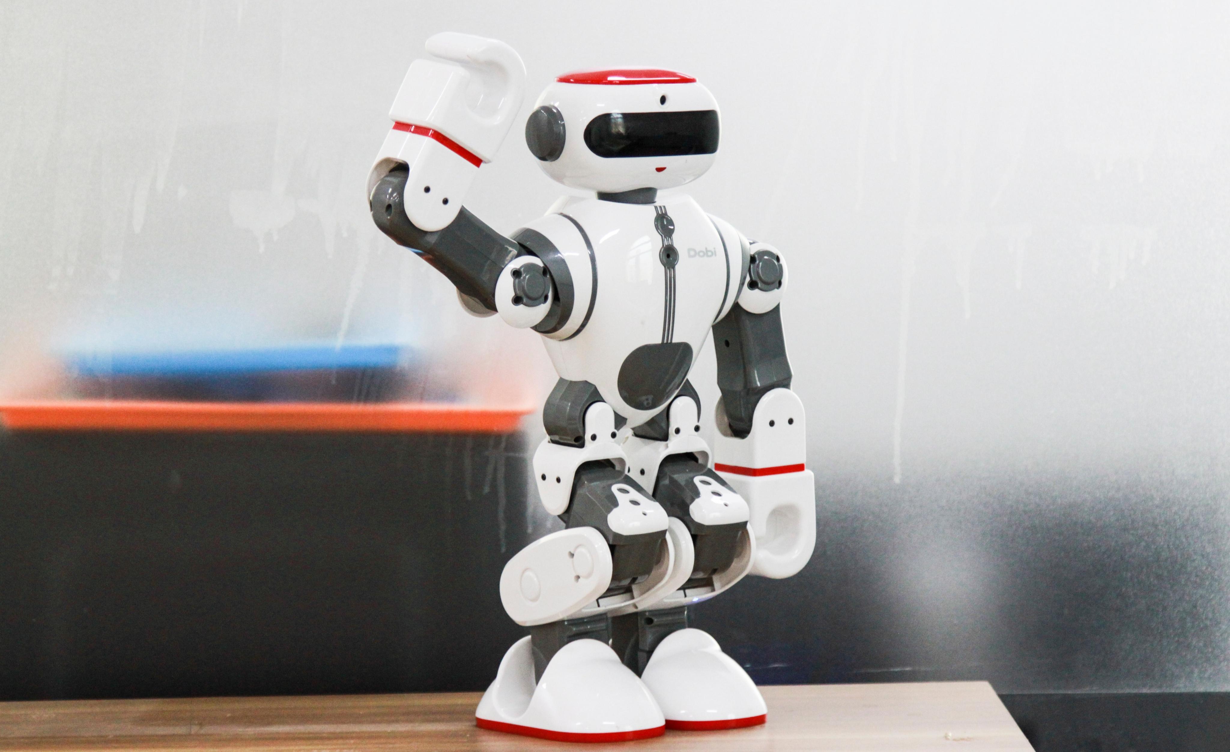 在国外爆火的人形机器人dobi