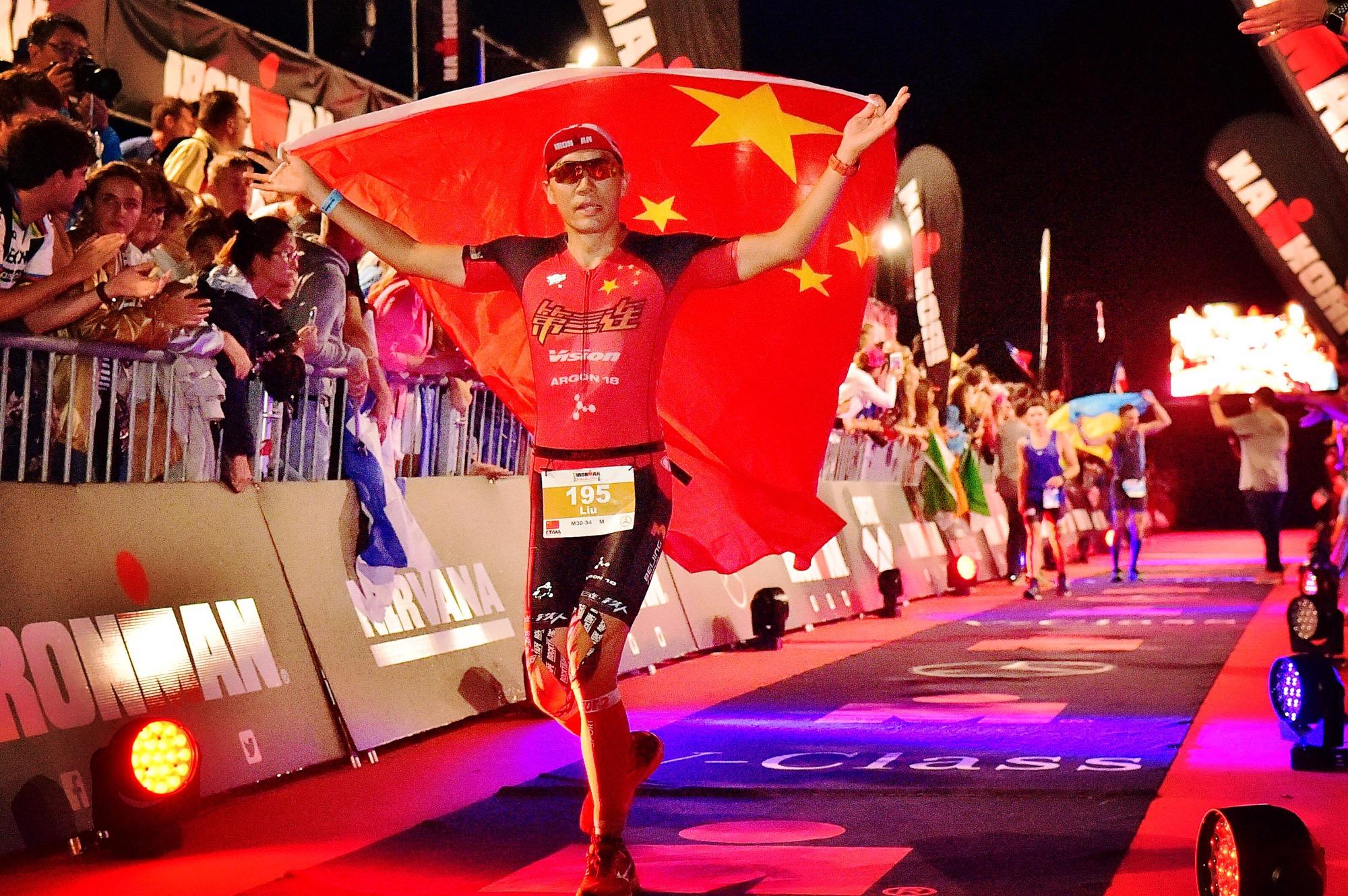 扬起头对着东方的天空轻声说了一句,我的祖国,生