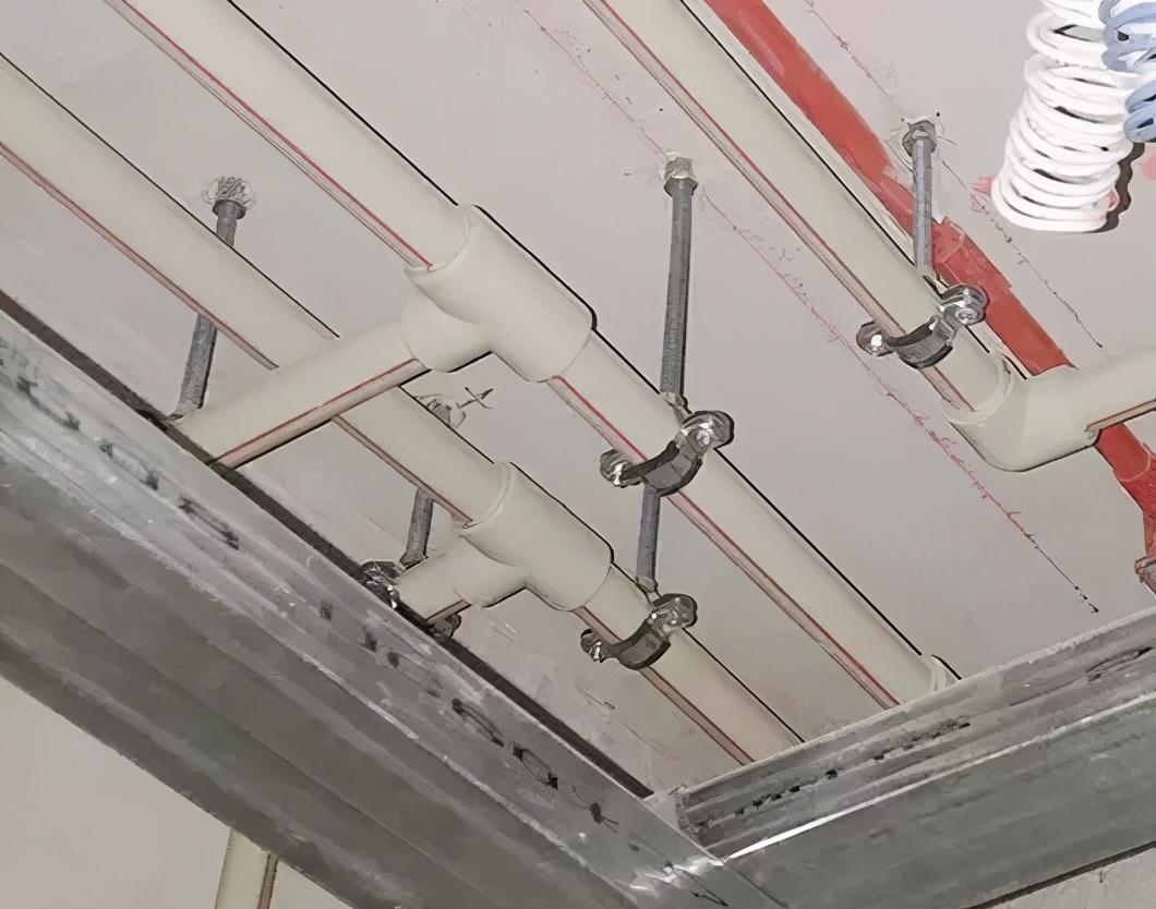 给水管顶面用金属吊卡固定,直线固定卡间距一般不大于600mm排水管改造