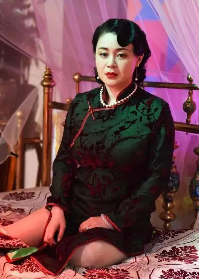 旗袍,面带微笑,在小镇上这么一扭,谁看了不迷糊,更何况她的师父赵本山