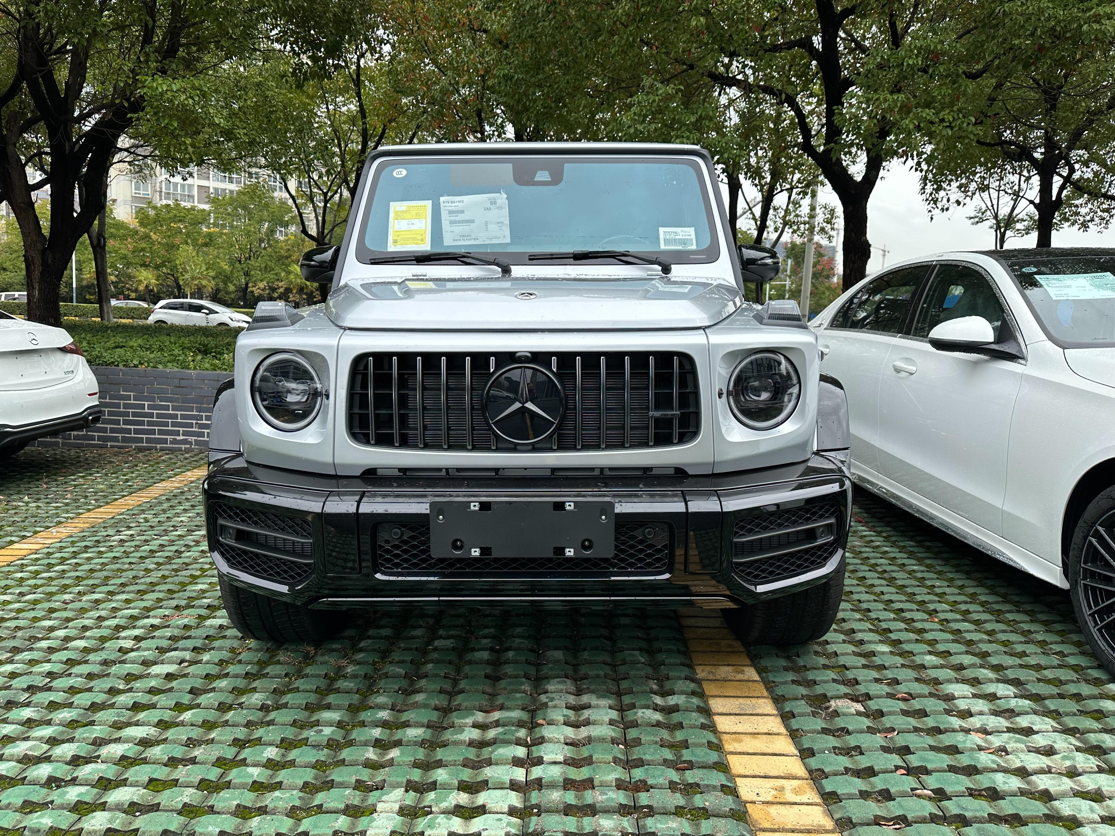 加40万提的奔驰g63,铱银车身很显气质,落地340多万了 - 知乎