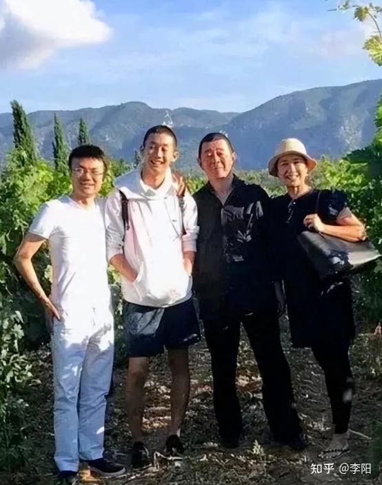 一直以来,外界对蒋雯丽和顾长卫的婚姻便十分关注.