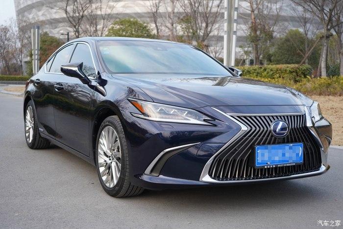 2020款宝石蓝雷克萨斯es300h感觉还是很不错的