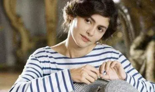 elle a des yeux en amande et un petit nez.