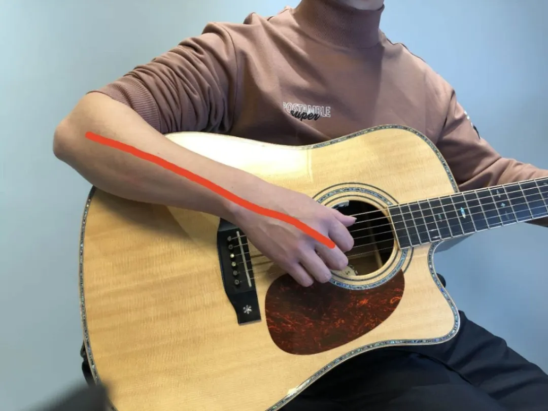 吉他干货最正确标准的持琴姿势与右手拨弦方法