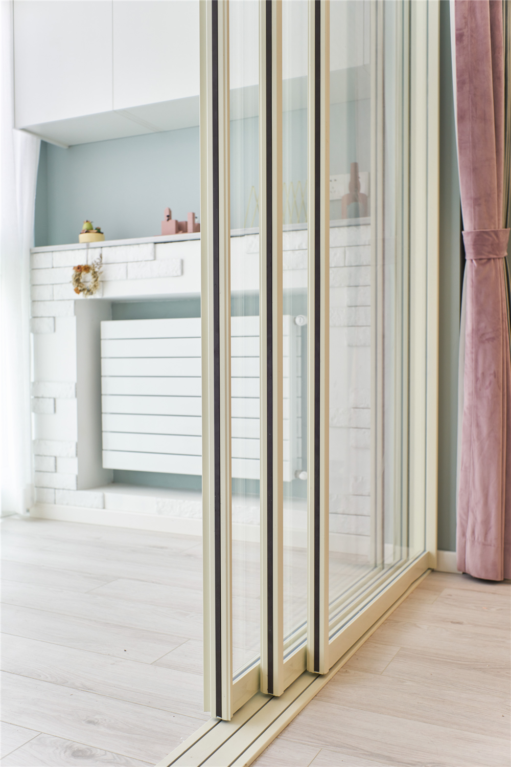 糖果色系清新北欧风三居室超大阳台搭配三折推拉门