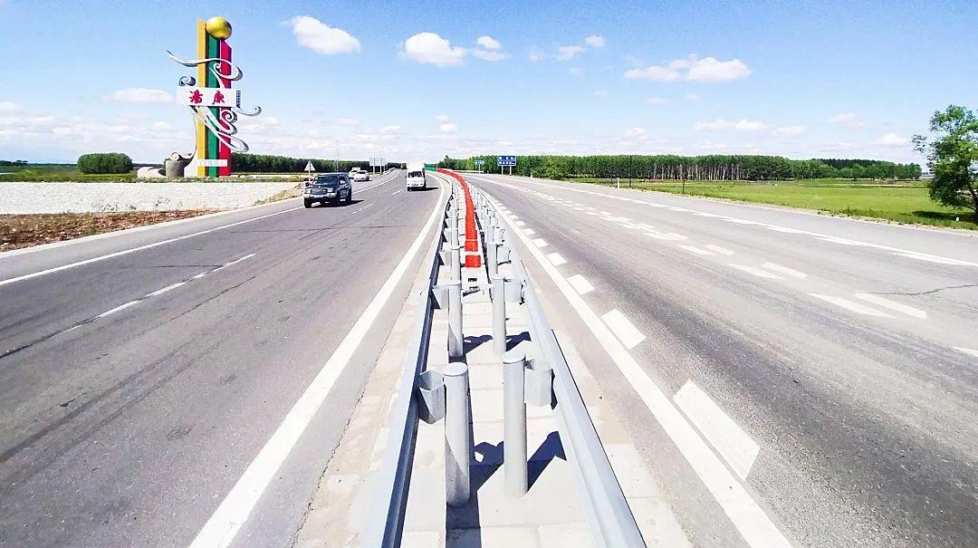 几年前,门前的京抚路佳汤段年久失修,一度成为制约当地经济发展的突出