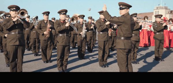 《凶降喜讯》太敢拍，这片对“四国”贴脸开大