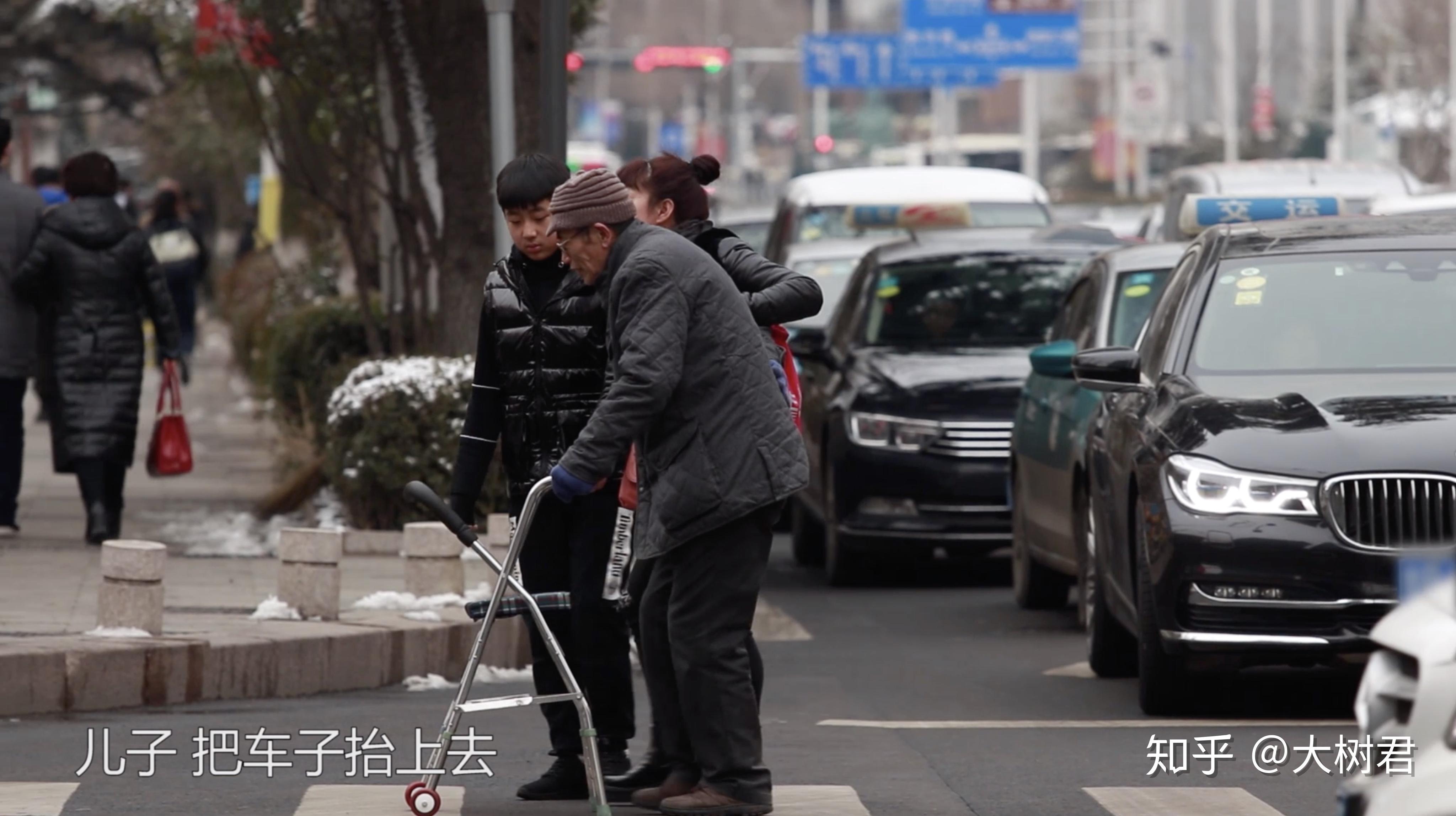社会实验:看到老人独自过马路,这位小伙的举动太霸气了! - 知乎
