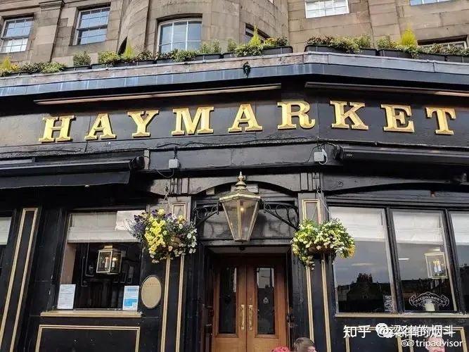 剧院区,流连于这里的多家剧院的人们曾经是这家烟斗店鼎盛时期的常客