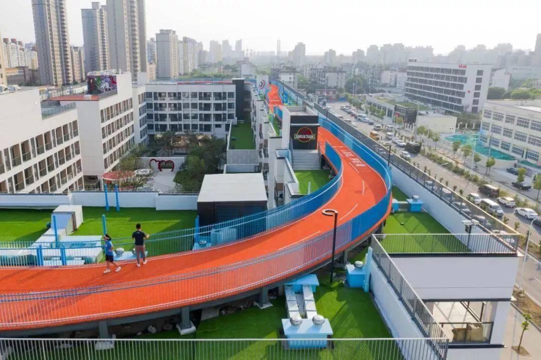 屋顶都快被玩坏了400米高空的凌空跑道