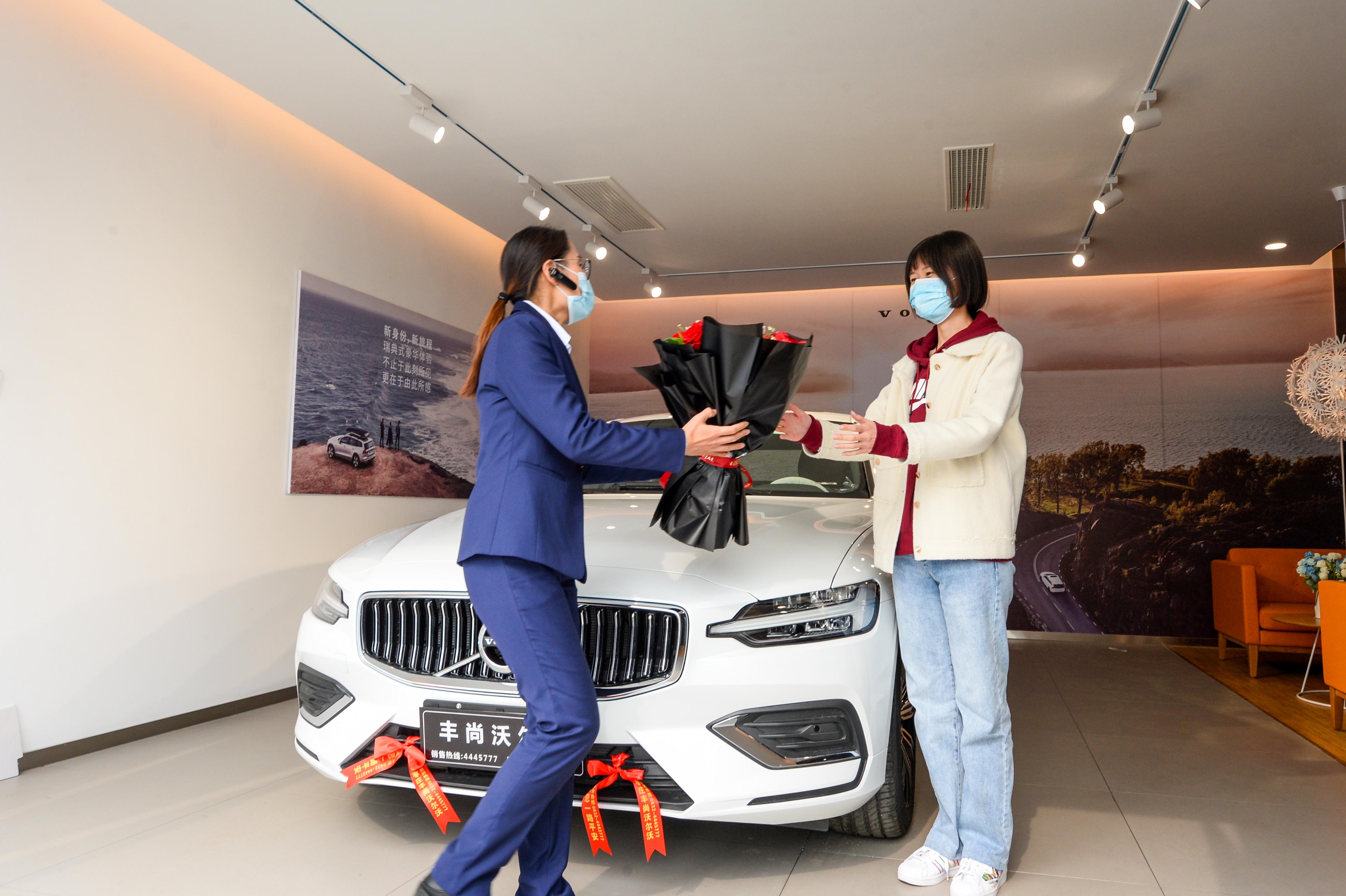 给车主赠送鲜花定制沃尔沃专属交车礼新车揭幕仪式工作人员交接礼品