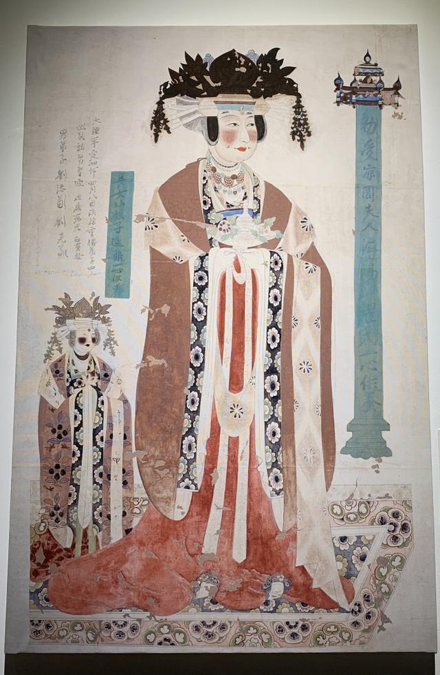 《凉国夫人供养人》整个人看上去形态端庄,优雅,颇有王后威严仪态,亦