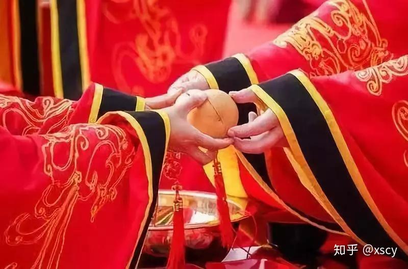 葫芦在古代是一种吉礼,古人将葫芦剖开,以线相连两人一起饮酒为合婚