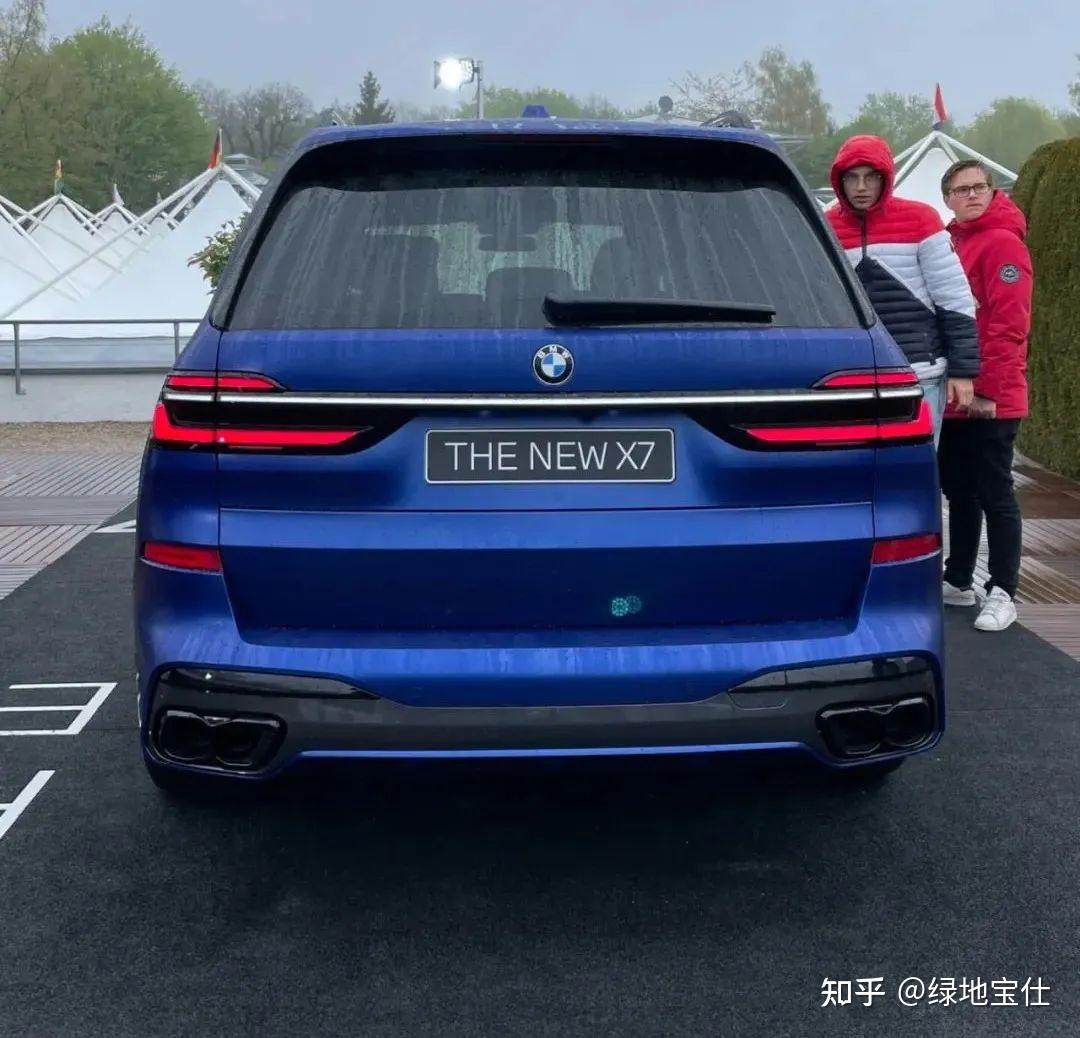 实拍新款宝马x7磨砂滨海湾蓝和雨天更配
