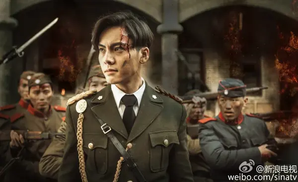 高大的身材,帅气的脸庞,披着笔挺的军阀装,上能杀敌,回来能宠爱女主.