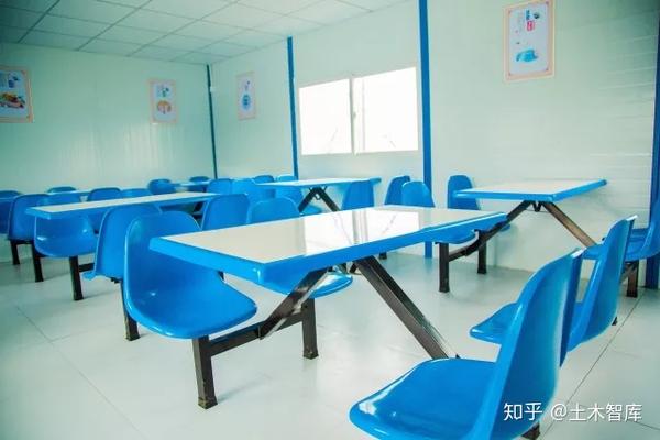 简洁明亮的食堂欢迎着辛苦了一天的员工们回家补充能量.