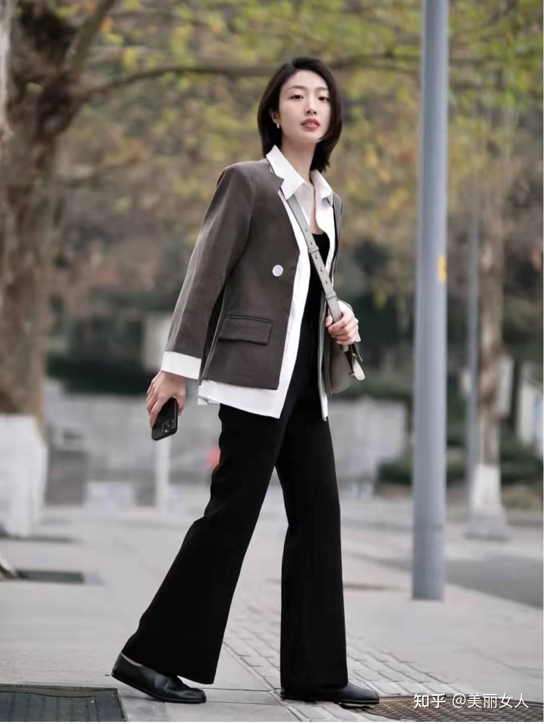 微喇叭裤怎么搭配上衣和鞋子图片