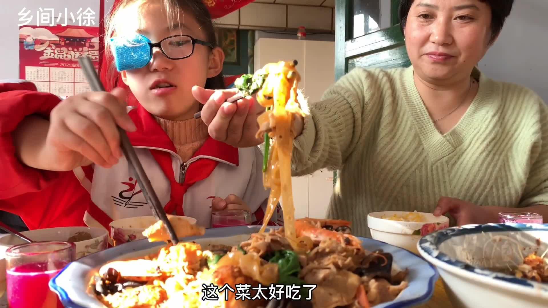 大姑姐回家看弟妹做了什么好吃的满满一大桌有说有笑好开心