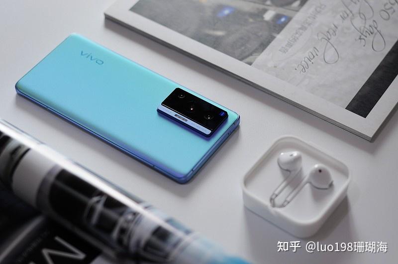 总体而言,和上代产品vivo x60 pro在外观,体积方面都相差不大,基本上