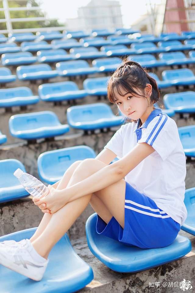 重庆女大学生穿着清凉被围观网友喊话大爷别看了小心车里的娃
