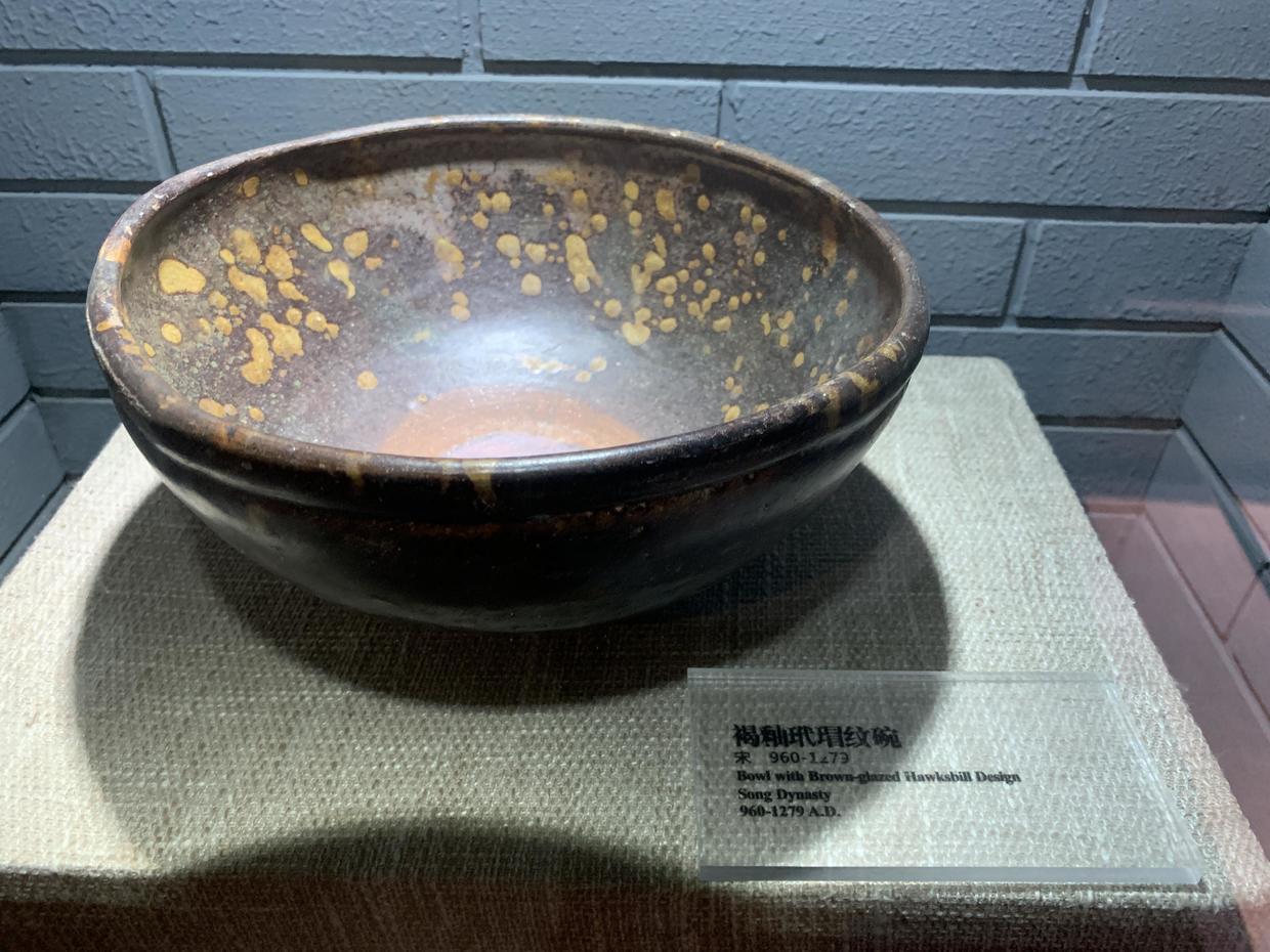 有树叶纹,直接用真树叶烧出纹样