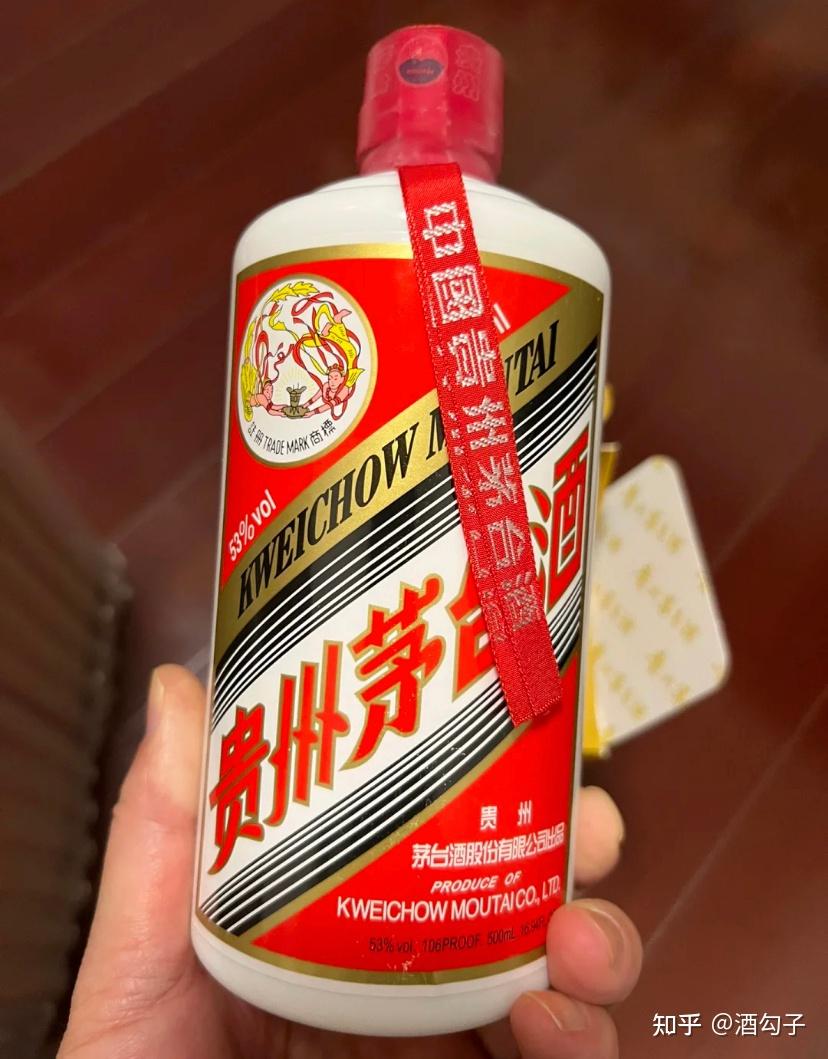 女同事约我喝酒,带来一瓶茅台送给我,知道她的目的后,我拒收了 