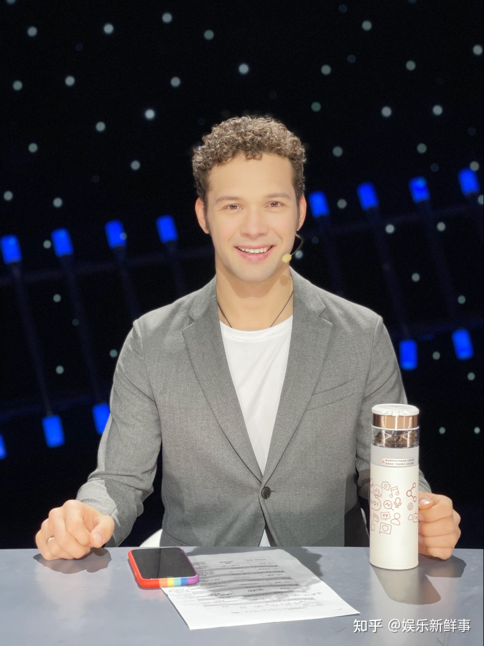 环球综艺秀获好评耶果担任常驻嘉宾引期待