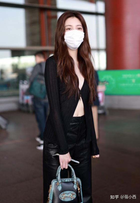 宋妍霏穿搭真大胆穿针织衫只扣一颗扣子不俗反而美出国际范