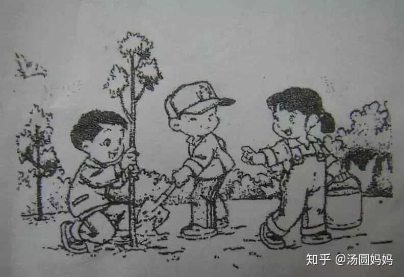 小明用铲子在地上挖了树坑,小军把树放进去,然后小明给它填土.